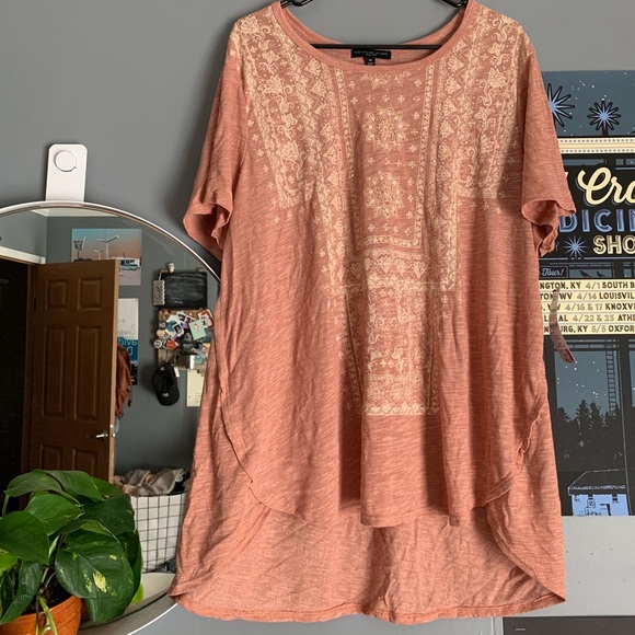 Tops - Plus size graphic tee